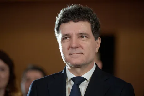 Nicușor Dan discutând despre stabilitatea guvernamentală.