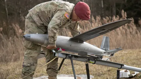 Un specialist pregătește o dronă pentru lansare în cadrul unui exercițiu militar.