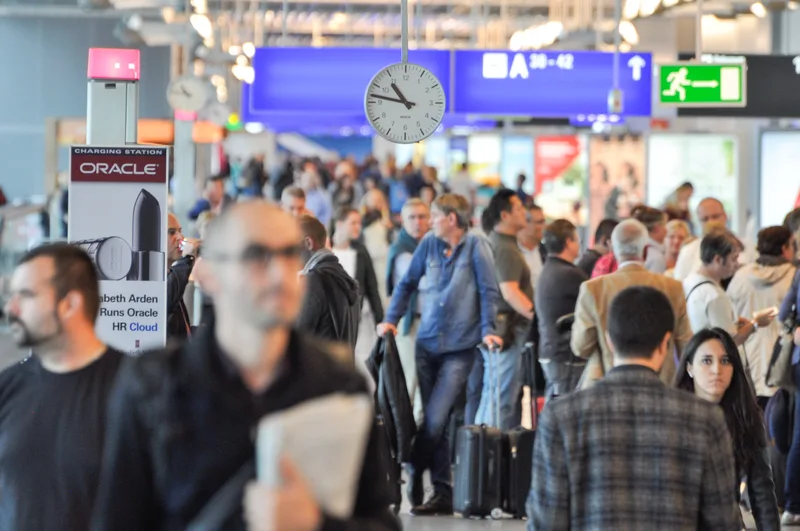 Aeroport aglomerat cu pasageri așteptând la controlul de frontieră.
