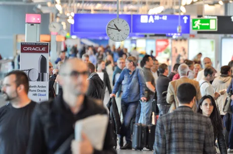 Aeroport aglomerat cu pasageri așteptând la controlul de frontieră.