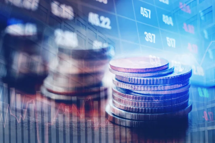 Grafice financiare și monede, simbolizând investiții strategice în apărare.