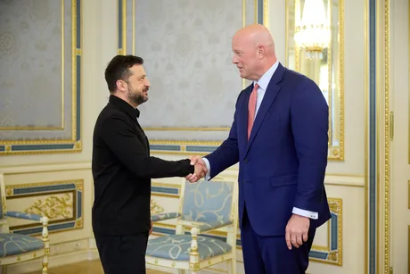 Matthew Whitaker și Volodimir Zelenski la o întâlnire oficială în Ucraina.