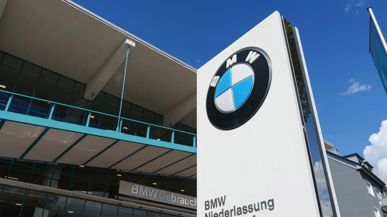 Logo-ul BMW expus într-o zonă de vânzare a automobilelor.