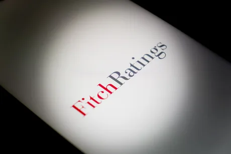 Logo-ul agenției Fitch pe un fundal alb, simbolizând evaluarea financiară.