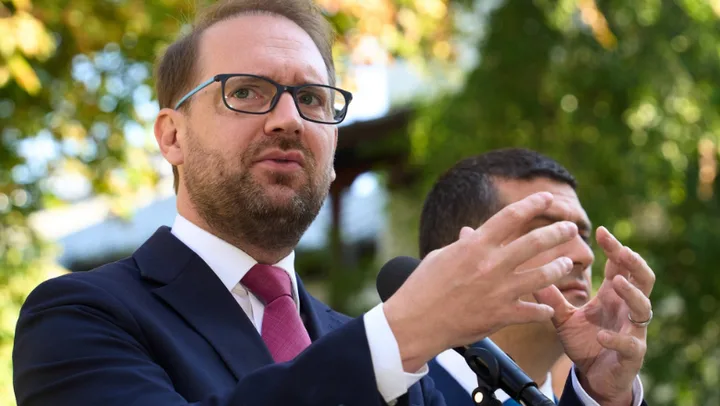 Dominic Fritz discută despre criza politică și alegerile anticipate.
