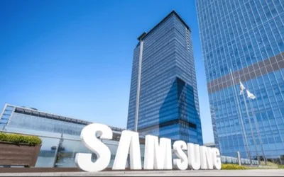Sediul Samsung cu un cer senin și clădiri moderne în fundal.