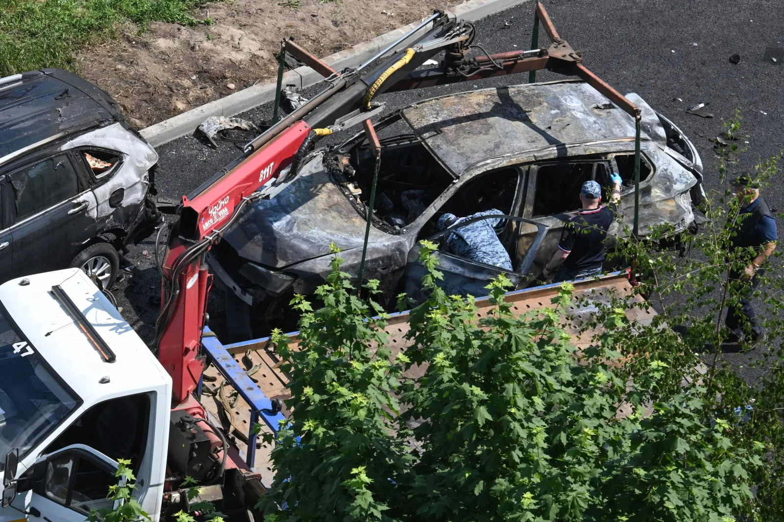 Locul exploziei unei mașini-capcană în Balașiha, lângă Moscova, după atentat.
