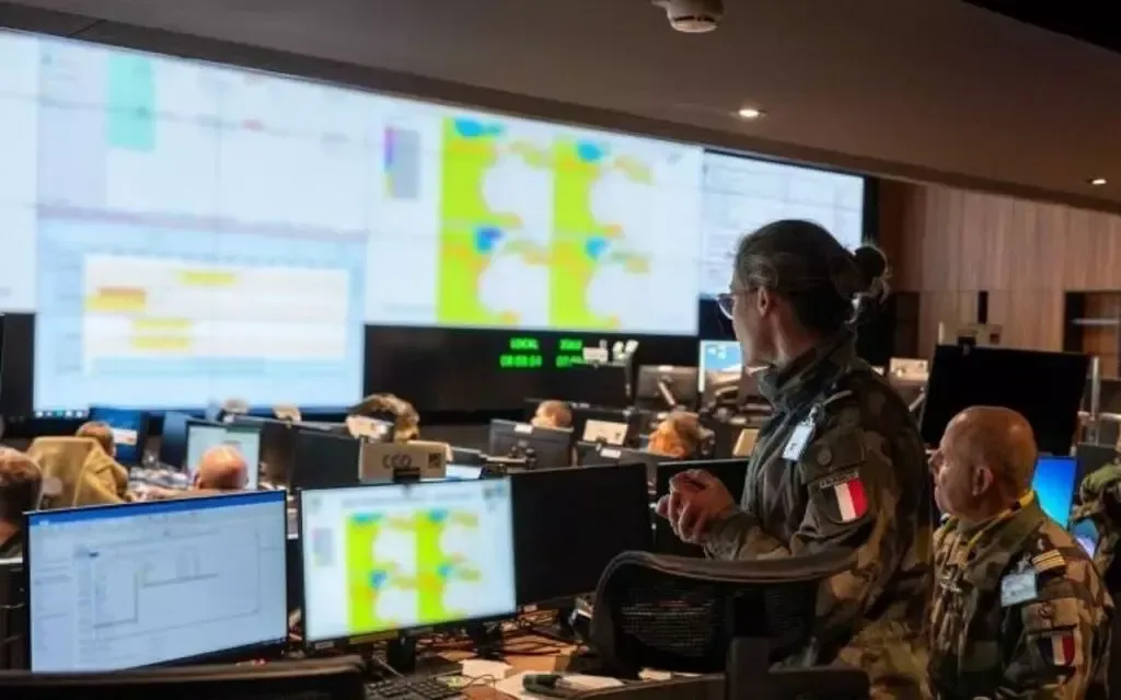 Militari francezi coordonând operațiuni în centrul de comandă.