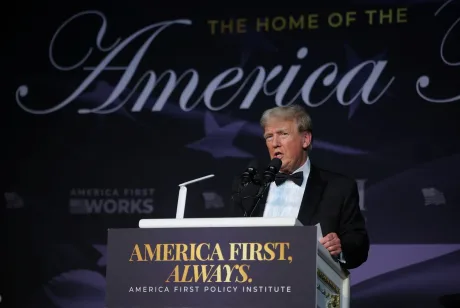 Donald Trump susține un discurs la un eveniment public.
