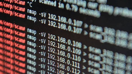 Captură de ecran cu cod și adrese IP într-un mediu de hacking.