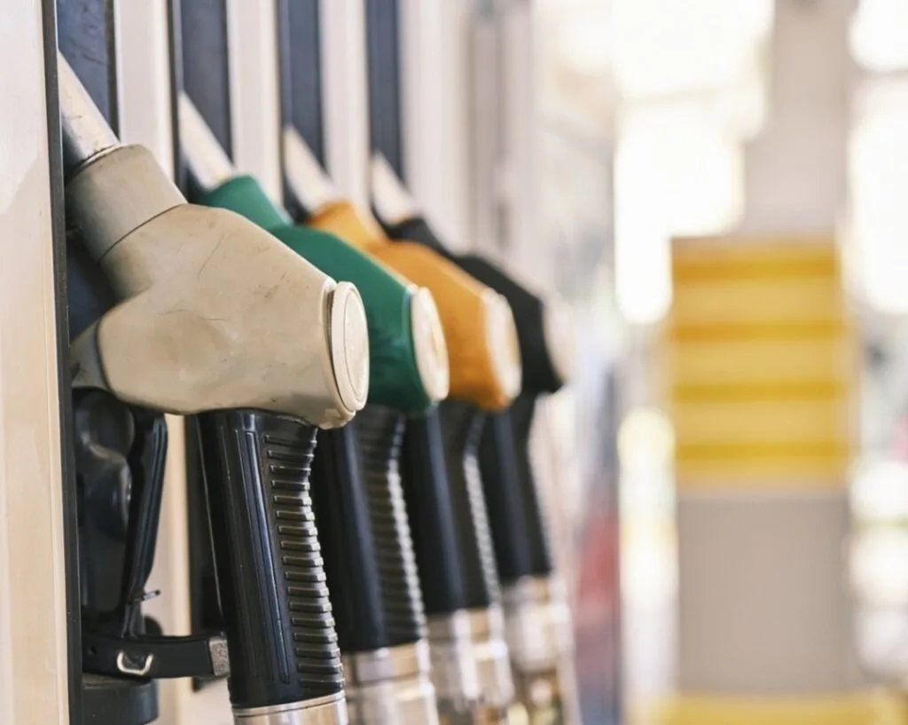 Pompe de benzină cu diferite tipuri de carburant disponibile.