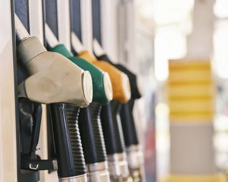 Pompe de benzină cu diferite tipuri de carburant disponibile.