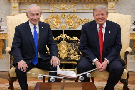 Benjamin Netanyahu și Donald Trump zâmbind în biroul Oval, într-o întâlnire discretă.