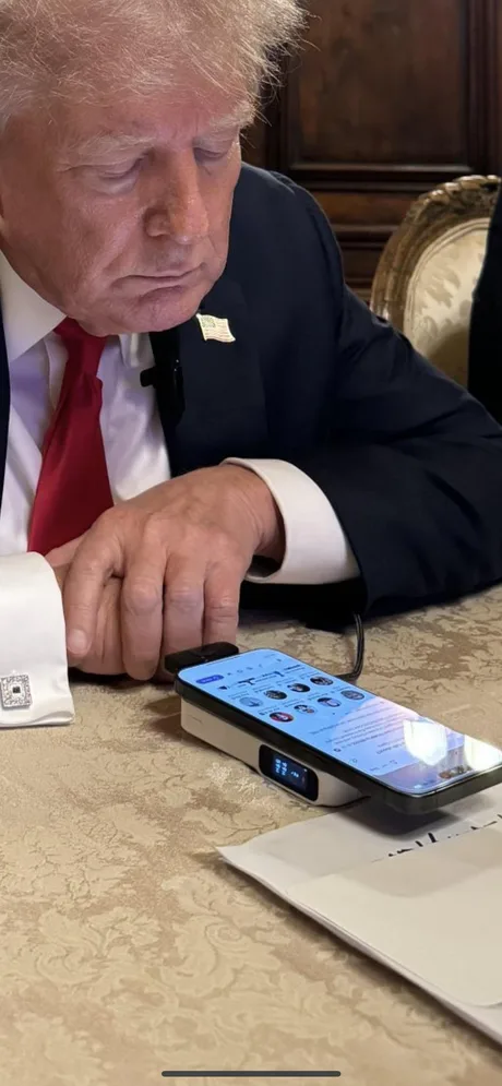 Președintele discută la telefon, ridicând îngrijorări legate de securitate.
