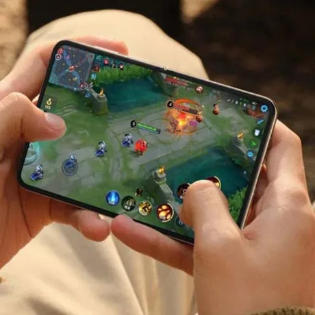Utilizator jucând un joc pe o tabletă compactă de gaming