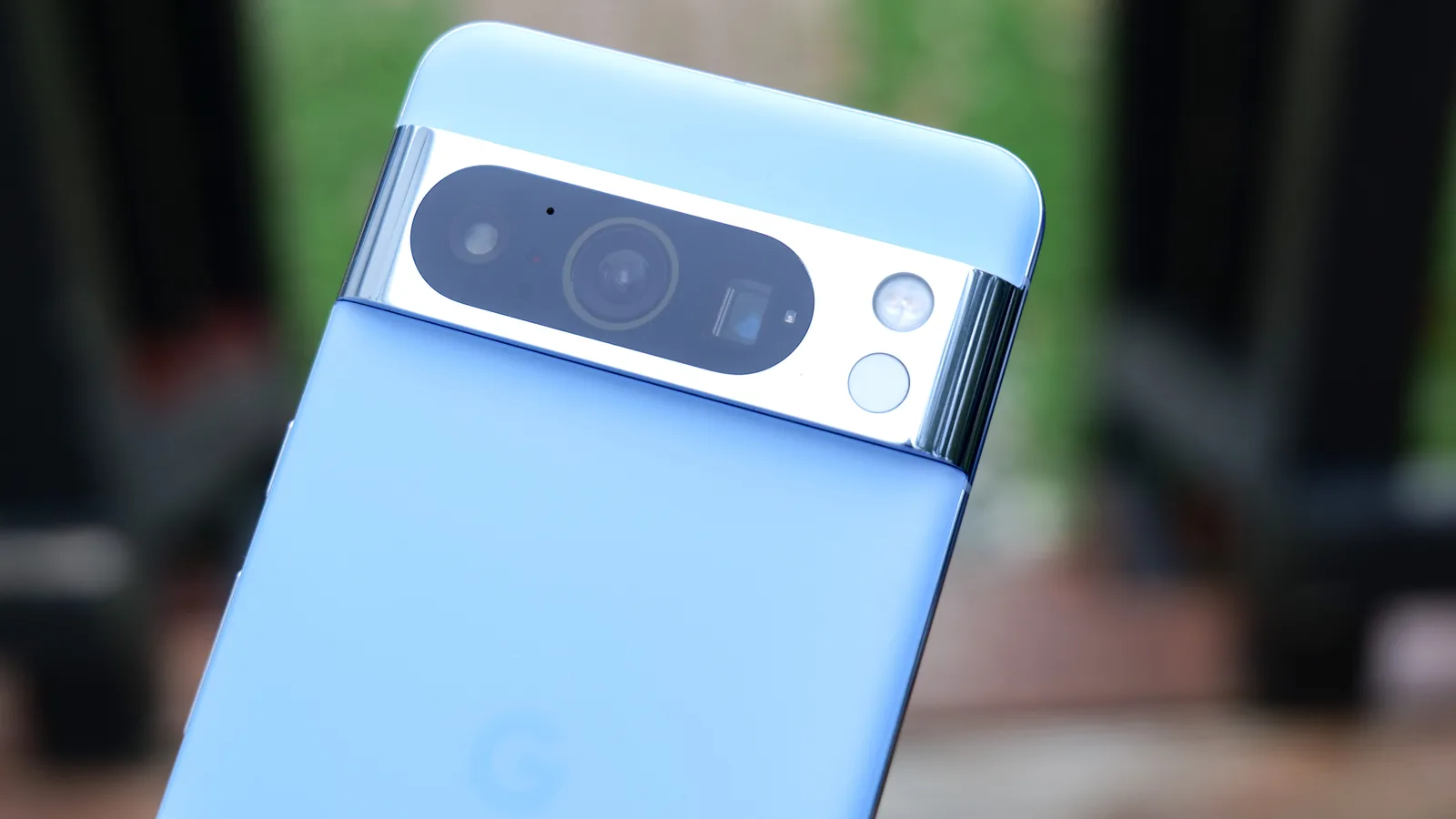 Detaliu al unui telefon Pixel cu procesor Tensor, folosit în scandalul de furt.