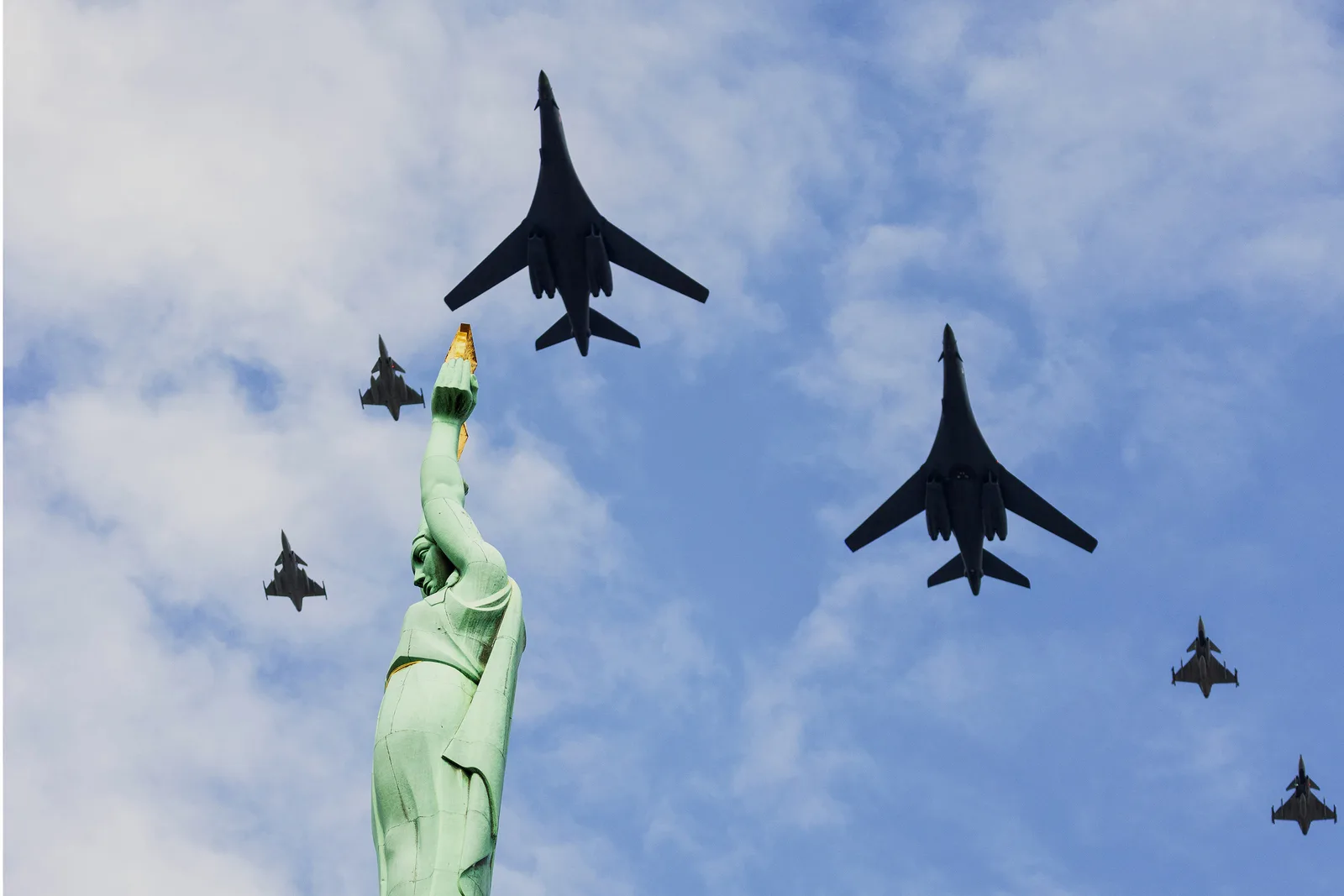 Avioane de vânătoare survolând un monument emblematic în timpul unei misiuni de apărare.