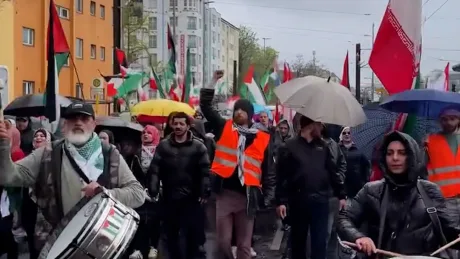 Protestatarii din Berlin cer pace și încetarea conflictelor internaționale.