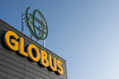 Logo-ul grupului german Globus pe un fond albastru, simbolizând expansiunea în retail.