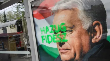 Graffiti pe un panou publicitar cu un portret al unui politician ungar.