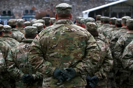 Soldați americani în uniformă, pregătiți pentru desfășurare militară.