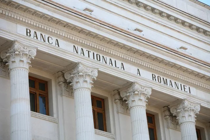 Leul se depreciază ușor față de euro și dolar; cursul BNR din 9 ianuarie arată pierderi minore