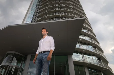 Sediul Ministerului Apărării din Bratislava, un turn modern în renovare.