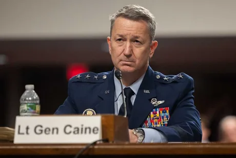 Generalul Dan Caine discută despre riscurile intervenției militare în Iran.