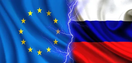 Steagurile Uniunii Europene și Rusiei, simbolizând tensiuni geopolitice.