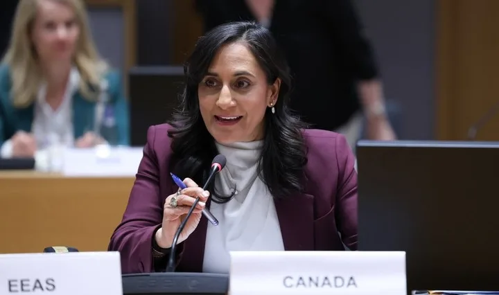 Anita Anand discutând despre cooperarea România-Canada în cadrul unei întâlniri oficiale.