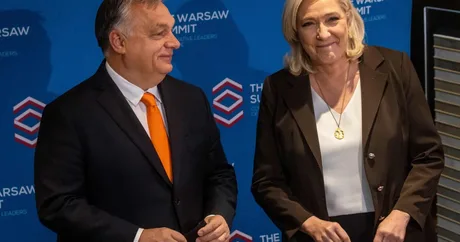 Viktor Orbán și Marine Le Pen la un summit, discutând despre viitorul politic european.