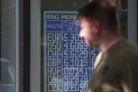 Cursul valutar afișat pe un panou, cu euro la un maxim istoric.