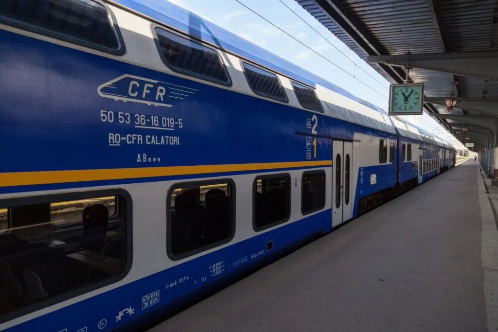 Tren CFR Călători așteptând pe peron în stație.