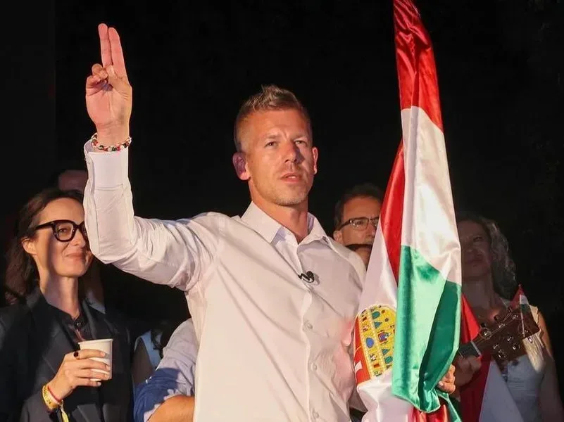 Reprezentanți ai guvernului ungar discutând despre fondurile UE blocate.