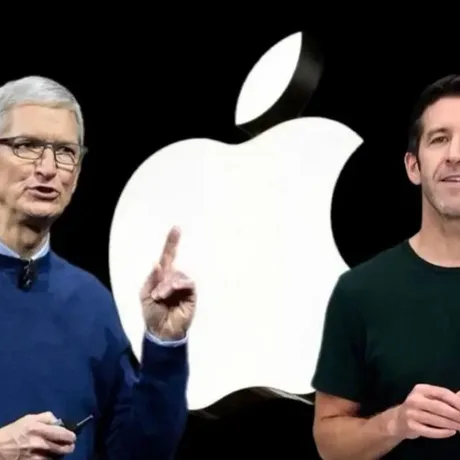 Tim Cook și John Ternus discutând despre viitorul Apple și inovațiile tehnologice.