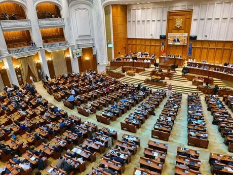 Vedere generală a sălii de ședințe din Camera Deputaților, plină de parlamentari.