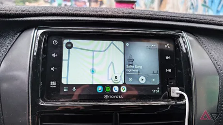 Ecranul Android Auto arătând o hartă și un player muzical.