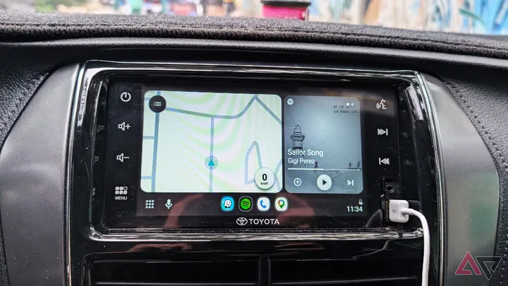 Ecranul Android Auto arătând o hartă și un player muzical.