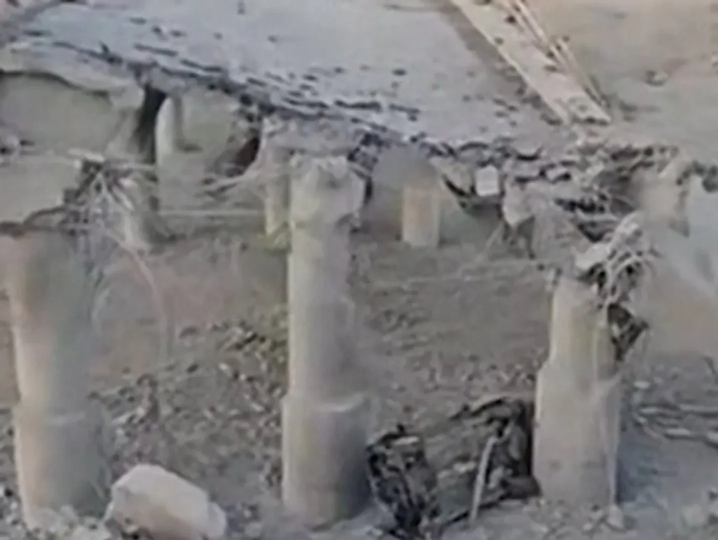 Pod avariat din Iran, afectat de atacurile recente, cu structuri deteriorate vizibile.