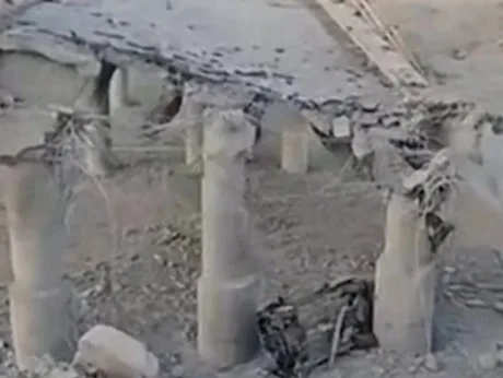 Pod avariat din Iran, afectat de atacurile recente, cu structuri deteriorate vizibile.