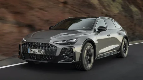 Noul Audi A6 Allroad cu design sportiv și caroserie lățită pe drumuri montane.