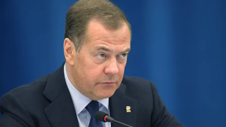 Dmitri Medvedev avertizează rușii să evite călătoriile în Europa din cauza riscurilor.
