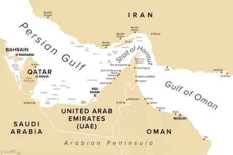 Harta Strâmtorii Ormuz, evidențiind rutele maritime importante.