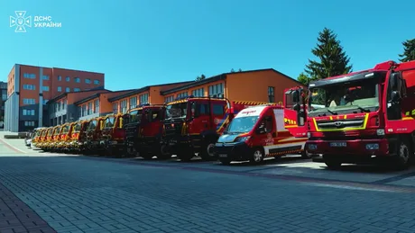 Coloană de autospeciale pregătită pentru intervenții în Franța.