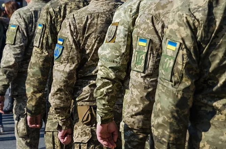 Soldați ucraineni în uniformă, pregătiți pentru ofensivă.