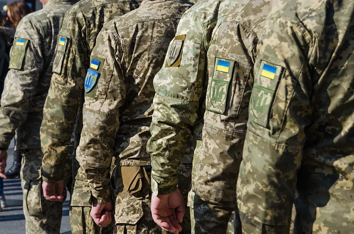 Soldați ucraineni în uniformă, pregătiți pentru ofensivă.