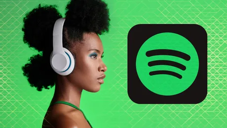 Utilizator ascultând muzică pe Spotify, cu căști pe urechi.