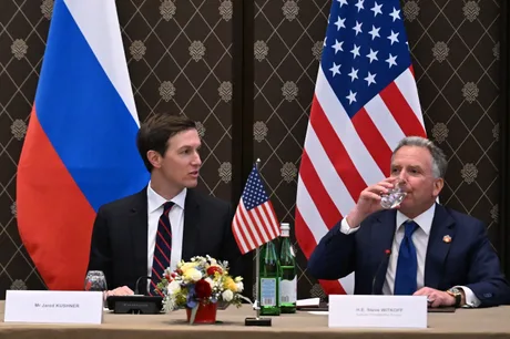 Emisarii lui Trump discută despre proiecte economice la Kiev, după întâlnirea cu Putin.