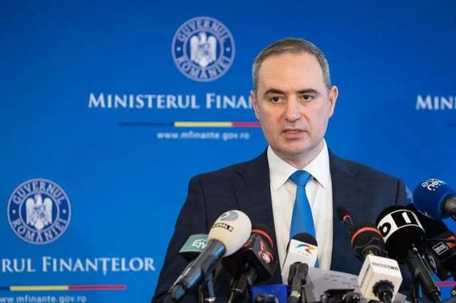 Ministrul Finanțelor discutând despre inflație și deficit bugetar.