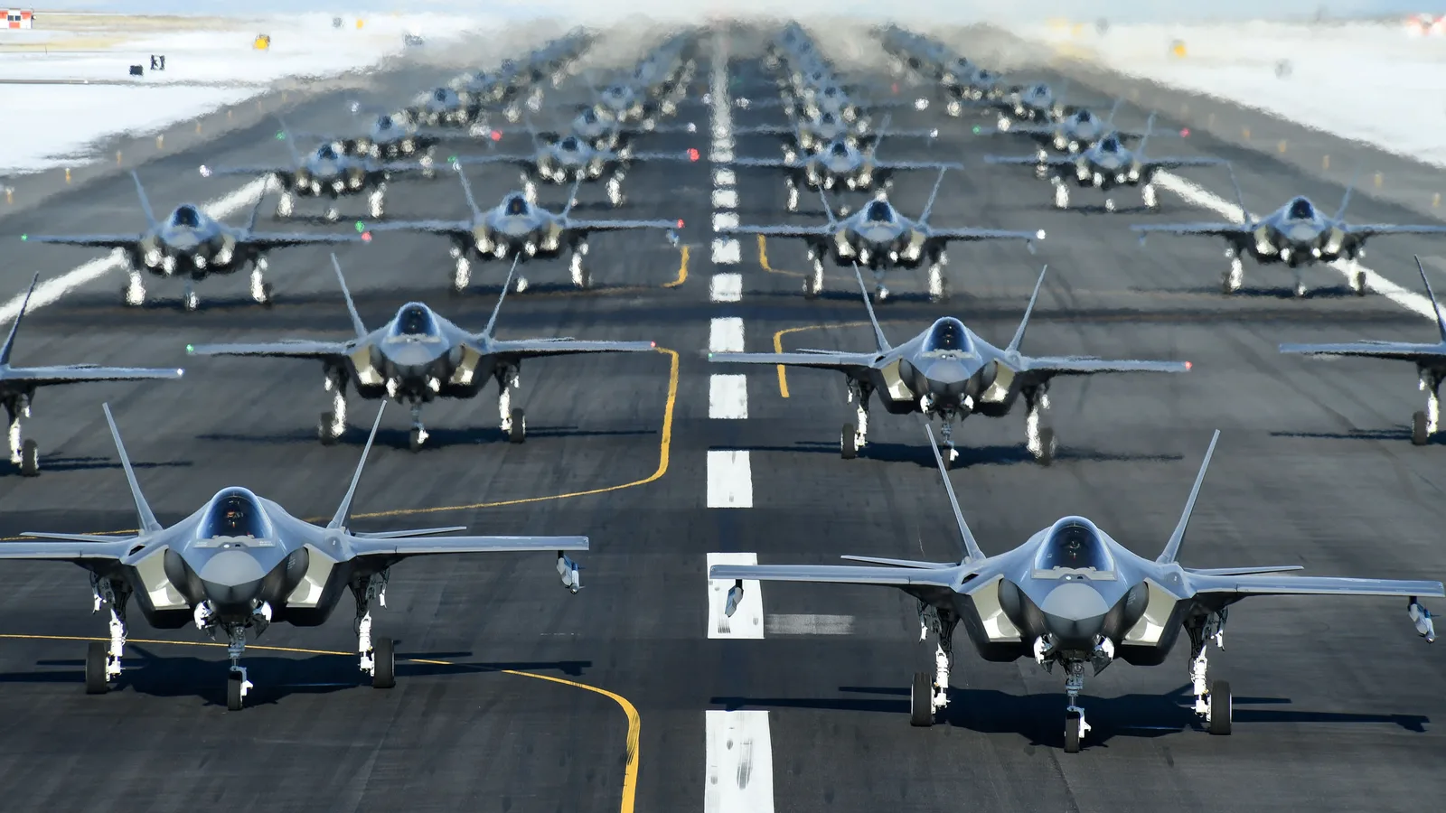 Aeronave militare pregătite pentru decolare pe o pistă aglomerată.